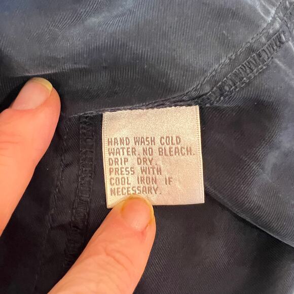 Vtg Jones New York Long Sleeve Button Down 100% Silk Blouse Navy Blue 6 Petite - Picture 10 of 10